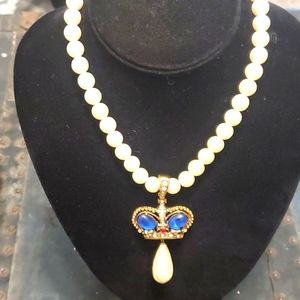 Royal Queen faux pearl necklace